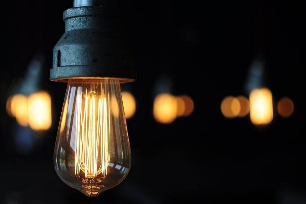 Скільки годин люди будуть без світла в неділю: графік відключення електроенергії на 5 лютого
