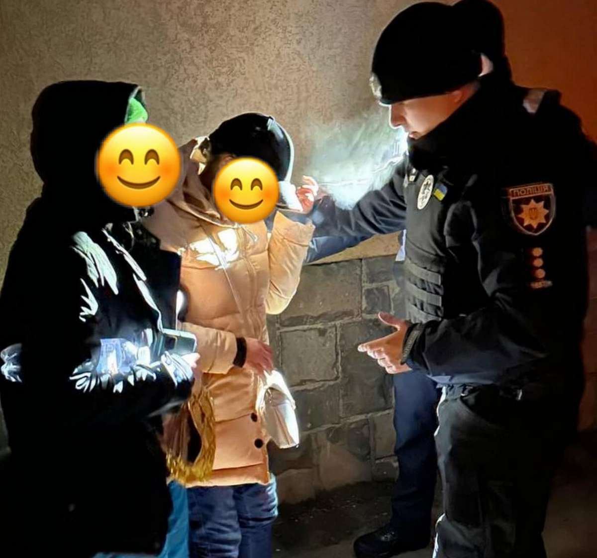 Патрульні допомогли двом жінкам під час сильної ожеледиці Патрульні допомогли двом жінкам під час сильної ожеледиці