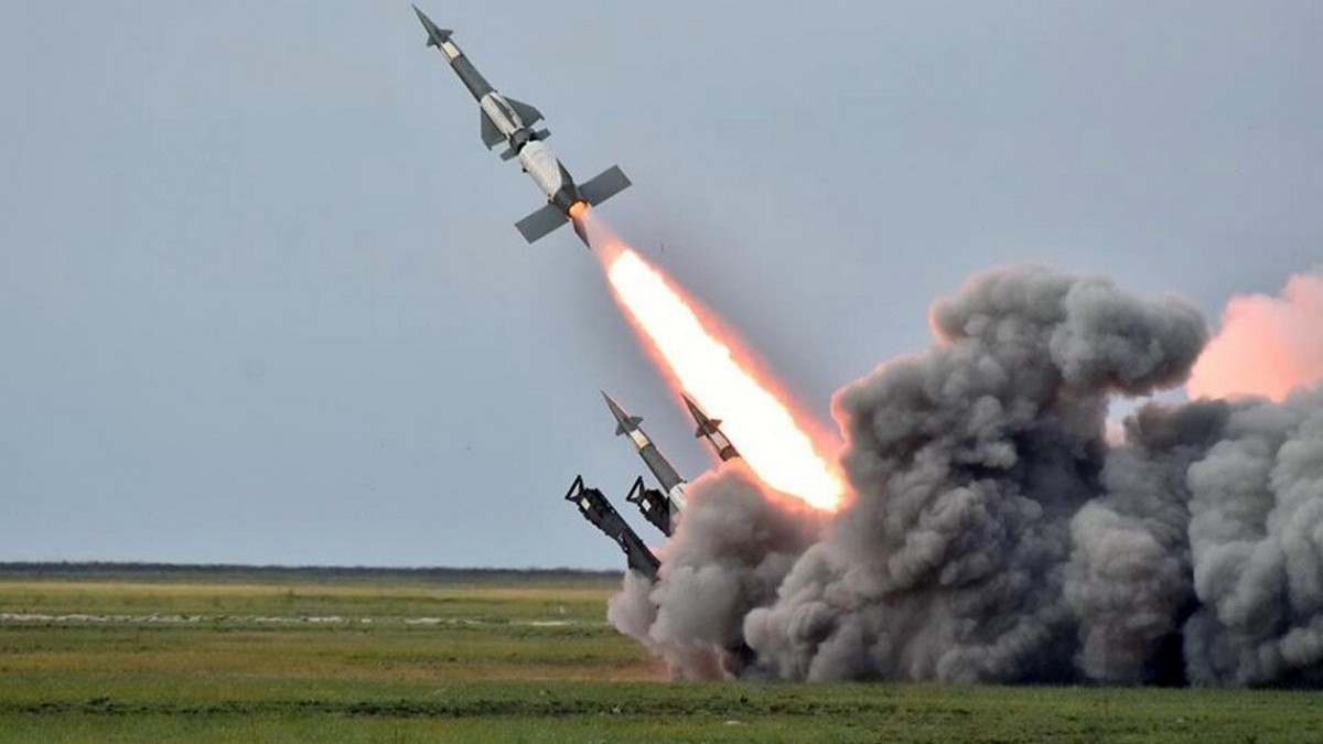 Російські ракети летять на захід України