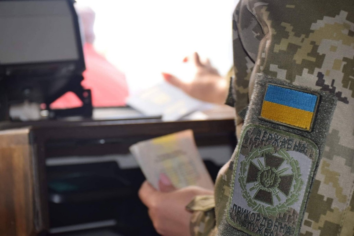 Прикордонники розповіли, скількох чиновників не випустили з України