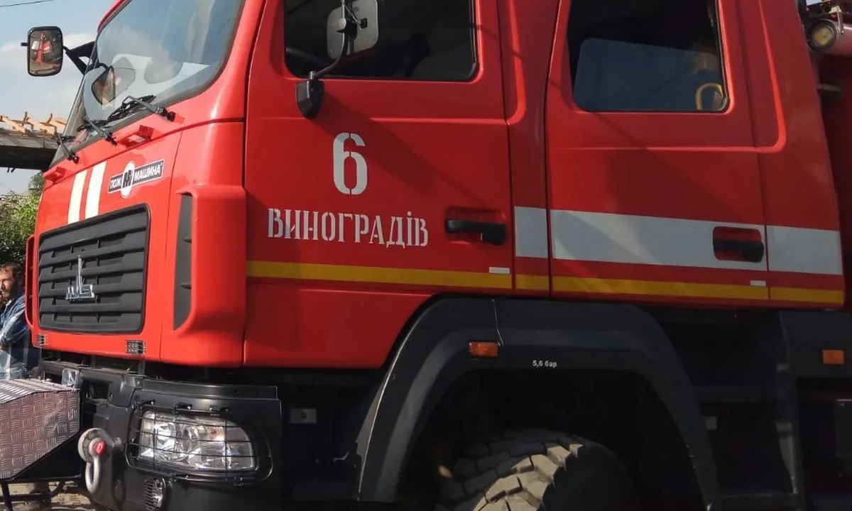 Дві пожежні машини виїжджали на виклик: у Виноградові горів автомобіль