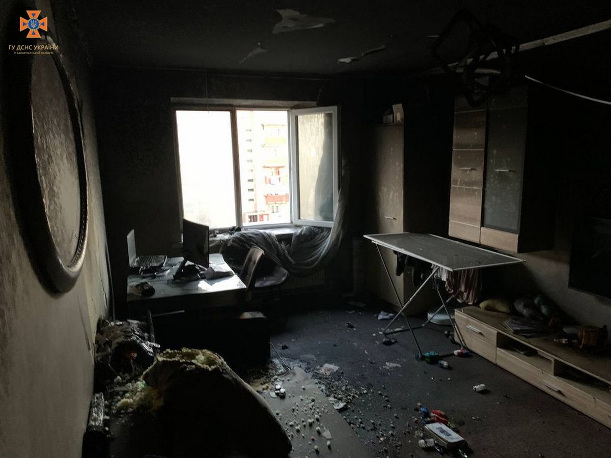 В Ужгороді горіла квартира: пожежа встигла знищити частину речей господарів