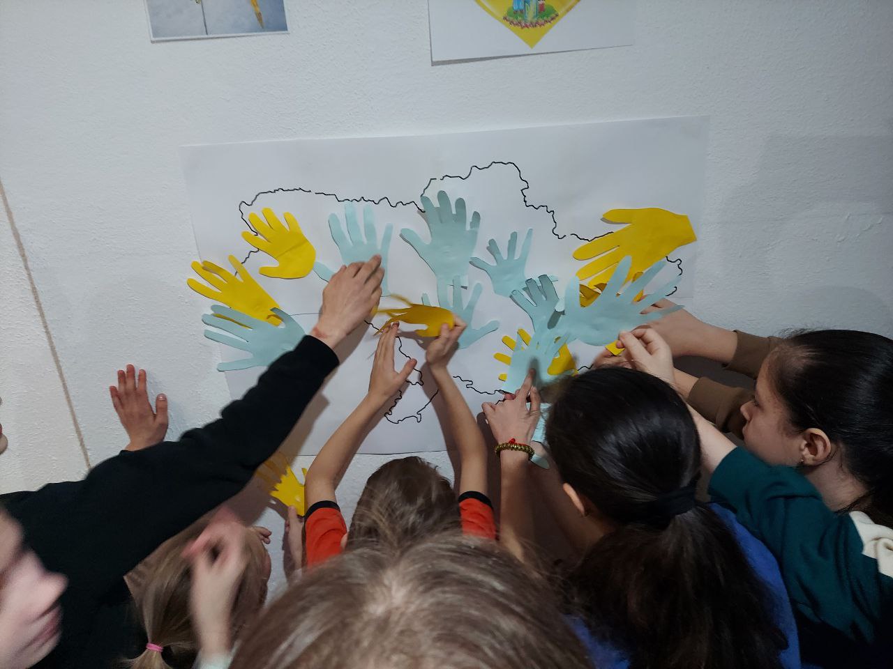 "Education hub" в Ужгороді: як діти переселенців навчаються у нових умовах "Education hub" в Ужгороді: як діти переселенців навчаються у нових умовах