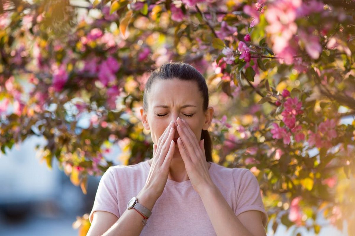 Почервоніння очей і закладеність носа: частина закарпатців страждає від алергії