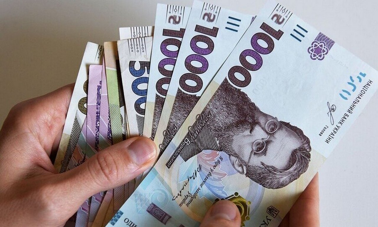 Виплачують 7 тисяч гривень щомісяця: як українцям оформити допомогу