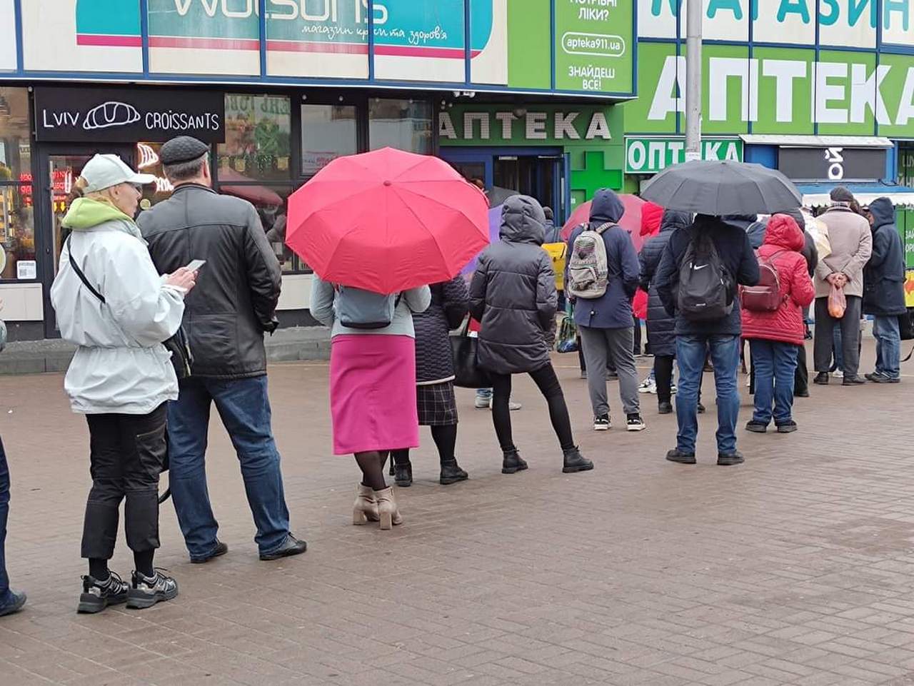 Українці масово штурмують аптеки: що відбувається