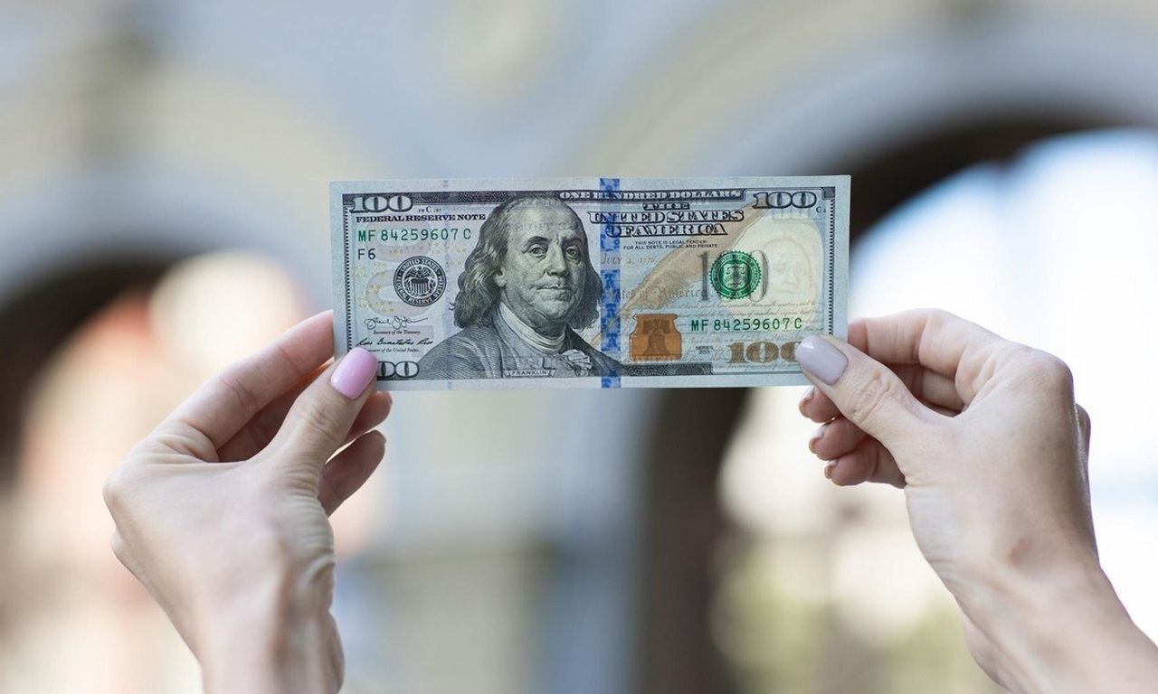 Чому долар падає і яким буде новий курс валют у квітні