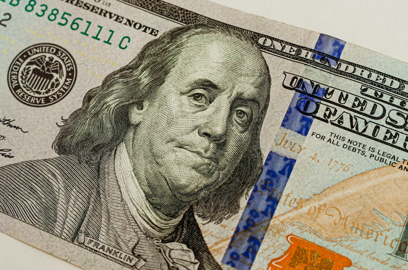 Курс долара різко обвалився: скільки зараз коштує валюта в обмінниках