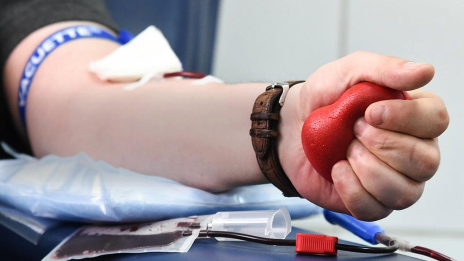 Закарпатців закликають здати кров, адже її критично бракує для лікування