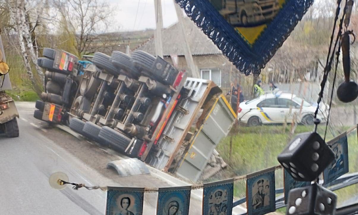 У селі на Мукачівщині перекинулась вантажівка