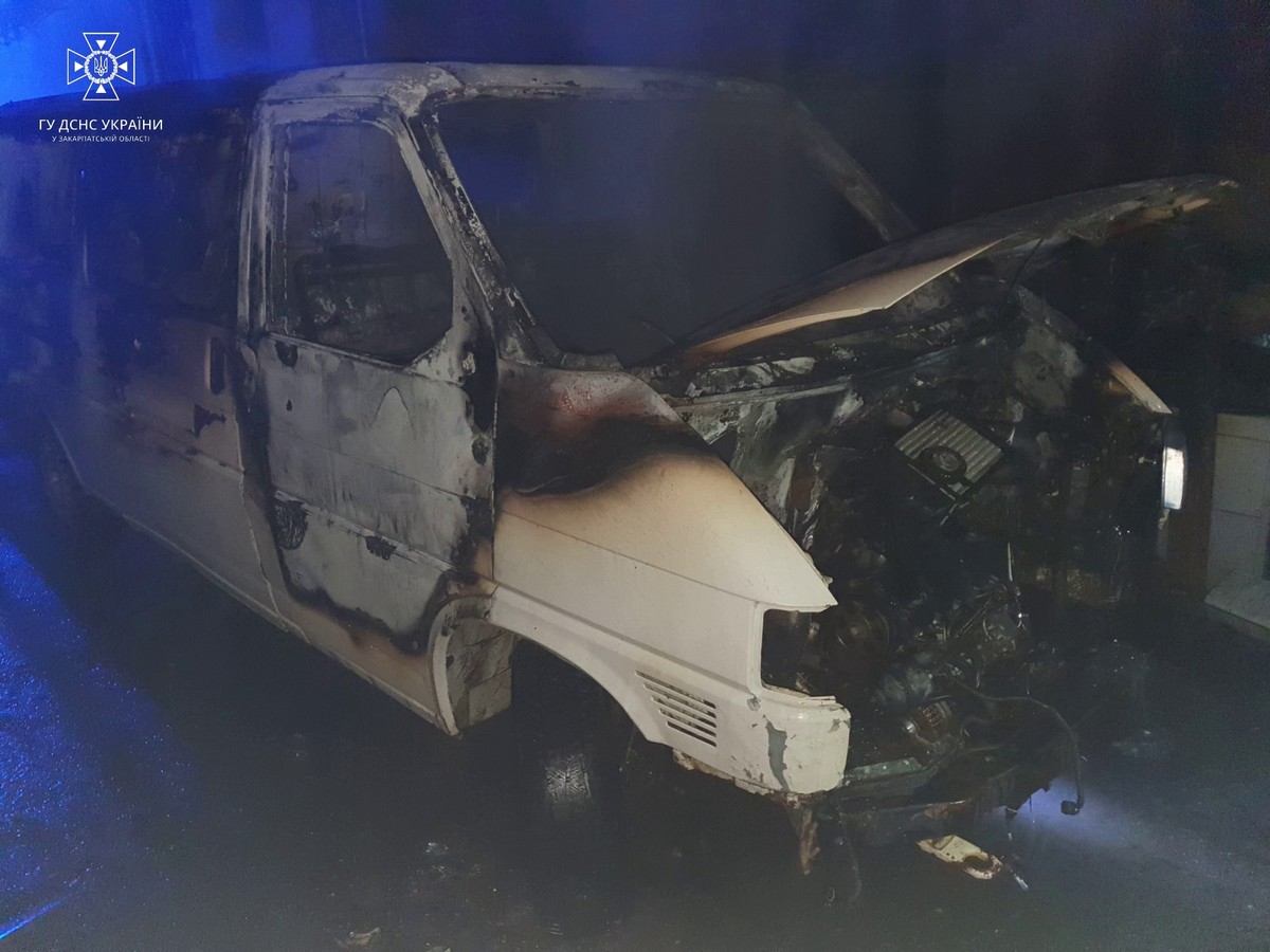 У Виноградові згорів мікроавтобус. Рятувальники показали фото У Виноградові згорів мікроавтобус. Рятувальники показали фото