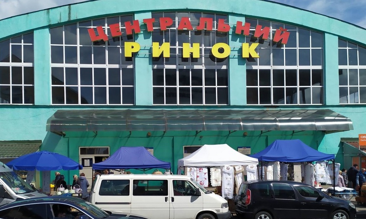 Ціни б’ють рекорди: що коїться на ринку в Мукачеві напередодні Великодня
