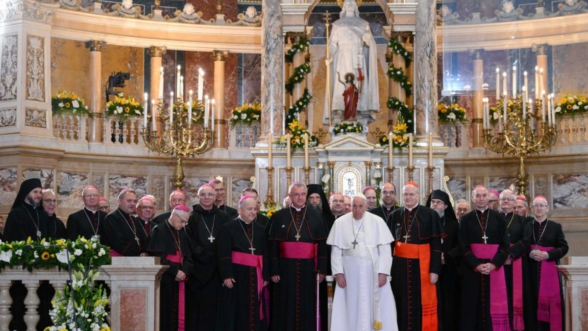 Папа Римський зустрівся з українськими біженцями в Угорщині