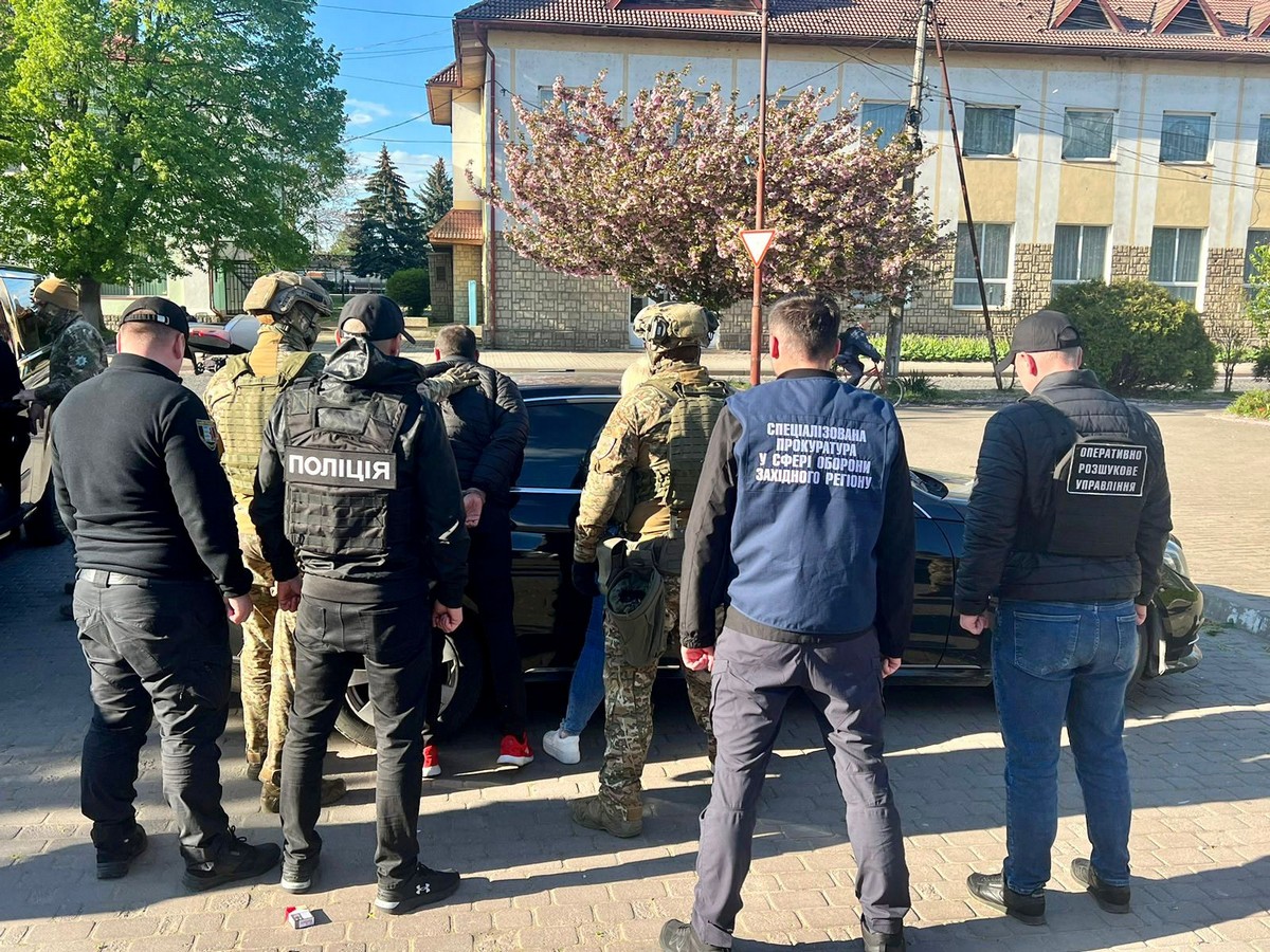 Закарпатська поліція оприлюднила відео затримання групи зловмисників