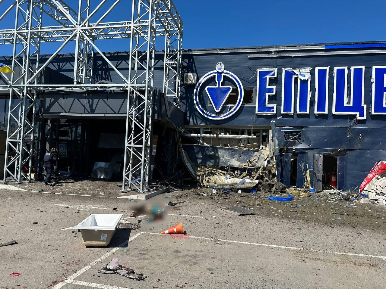 Загинули працівники і відвідувачі: росія завдала удару по єдиному робочому гіпермаркету в Херсоні