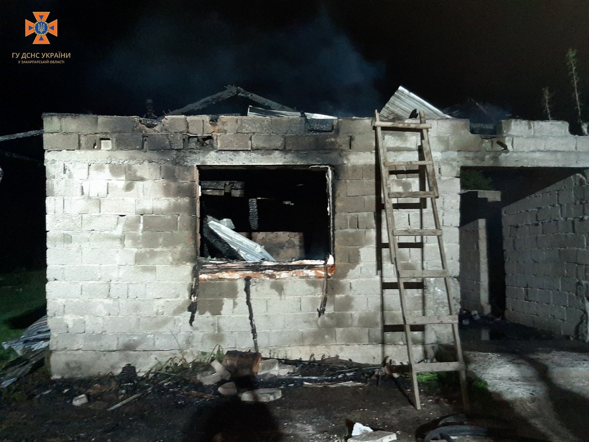 Розпалив піч і пішов до магазину: на Ужгородщині горів будинок Розпалив піч і пішов до магазину: на Ужгородщині горів будинок