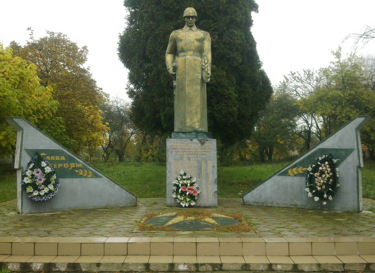 До кінця травня у Великолучківській громаді планують прибрати радянську символіку До кінця травня у Великолучківській громаді планують прибрати радянську символіку
