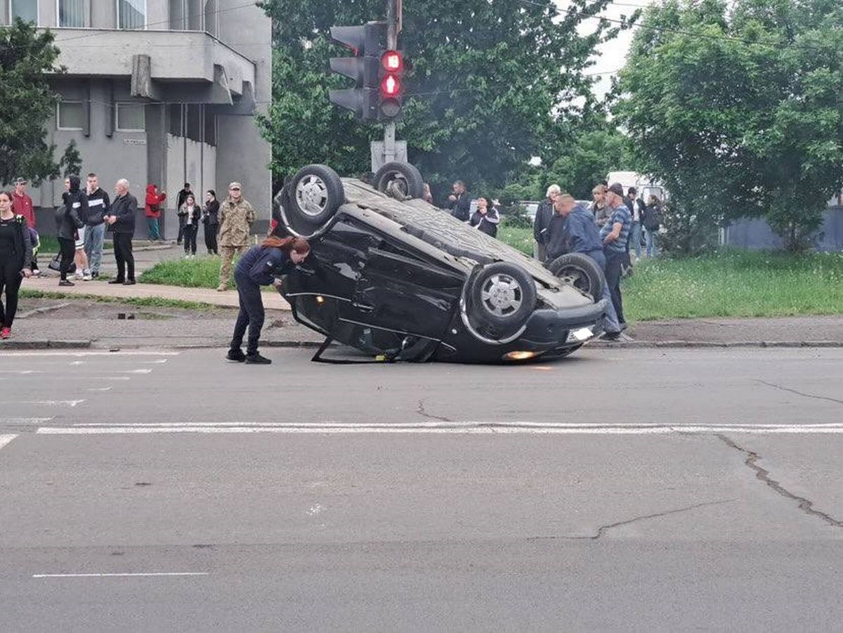 Авто перекинулось на дах: камери зафіксували момент аварії Авто перекинулось на дах: камери зафіксували момент аварії