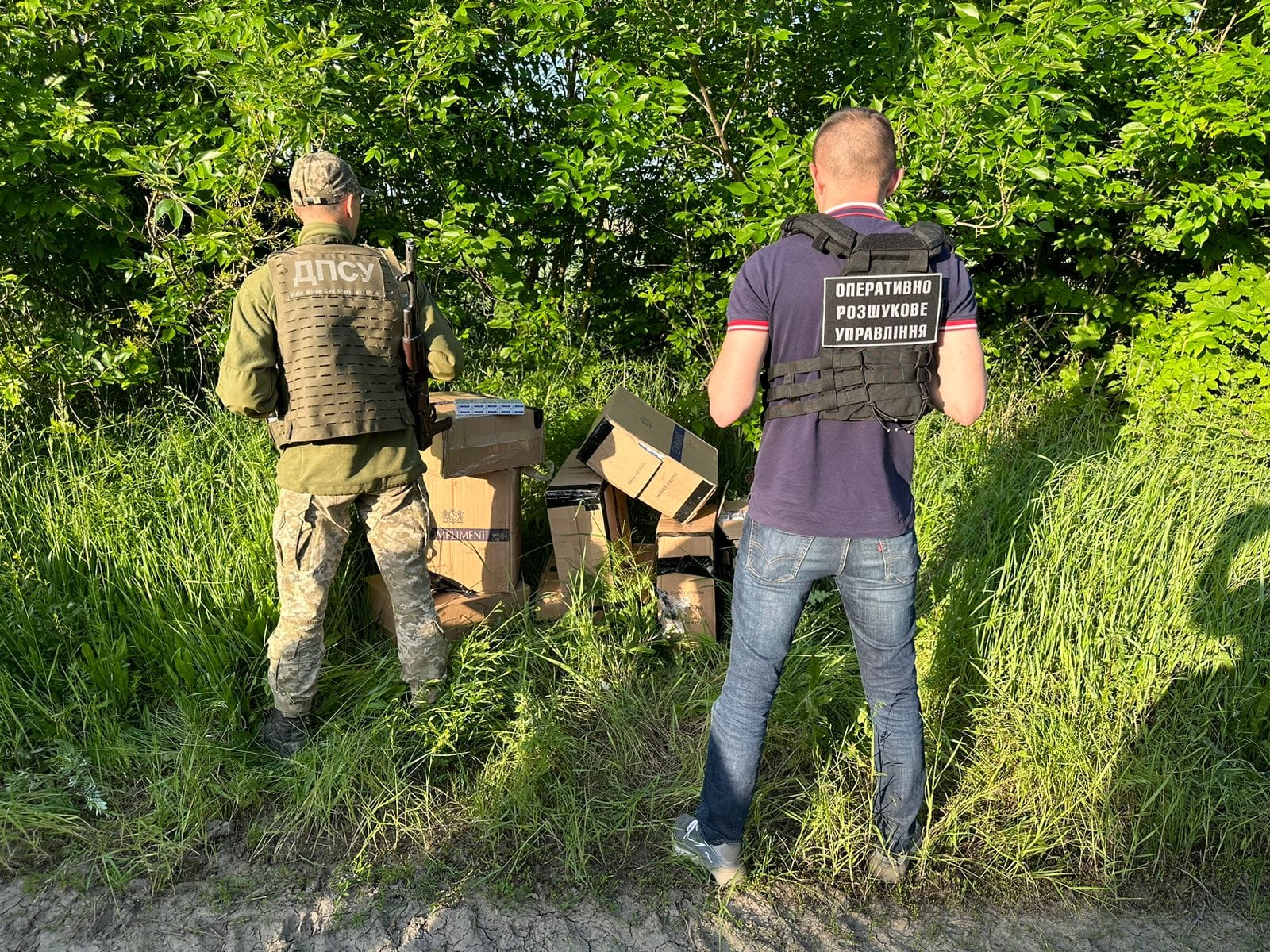 Невідомі кинули пакунки із сигаретами та втекли, коли зрозуміли, що їх "засікли" Невідомі кинули пакунки із сигаретами та втекли, коли зрозуміли, що їх "засікли"