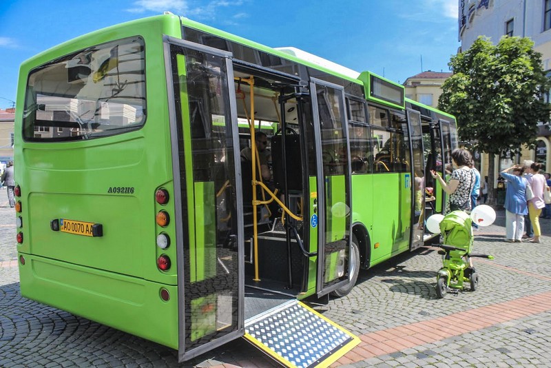 Пасажири маршрутки в Дніпрі побили дівчину, яка заплатила за два місця, щоб їхати самій - Цензор.НЕТ 6626