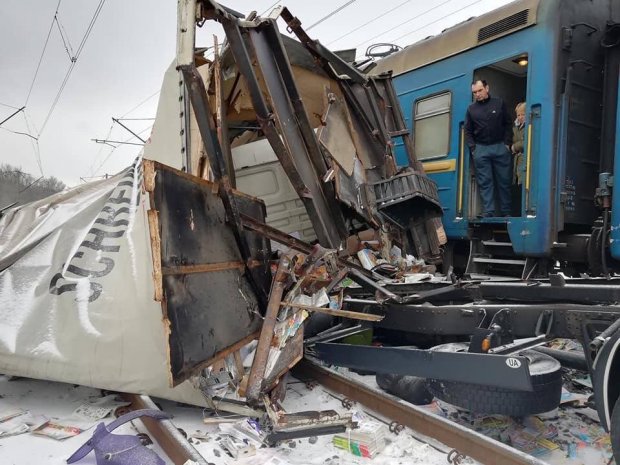 Пасажирський потяг Лисичанськ-Ужгород зніс вантажівку залишивши з неї купу брухту