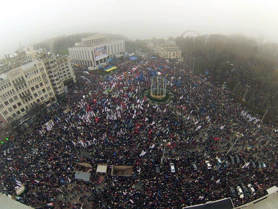 24 листопада, перший багатотисячний мітинг на Європейській площі. Фото Andrii Bozhok.