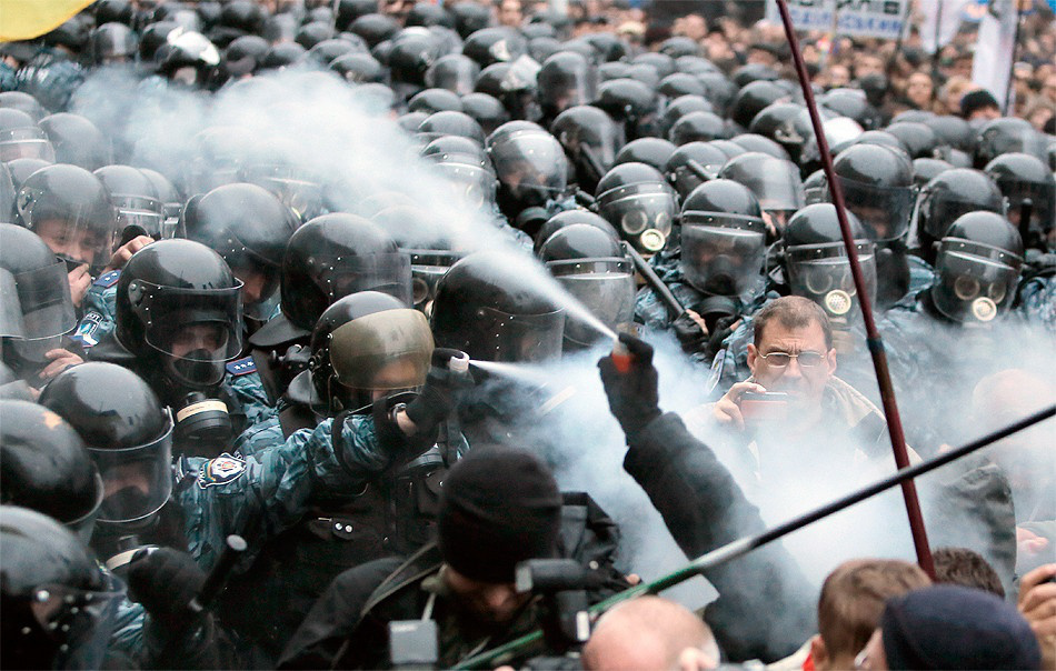 24 листопада, перші зіткнення мітингувальників із правоохоронцями. Фото Efrem Lukatsky / AP.