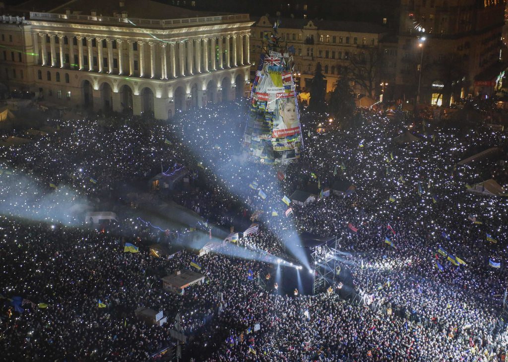 Новорічна ніч на Майдані, близько півмільйона українців співають гімн. Фото ТСН