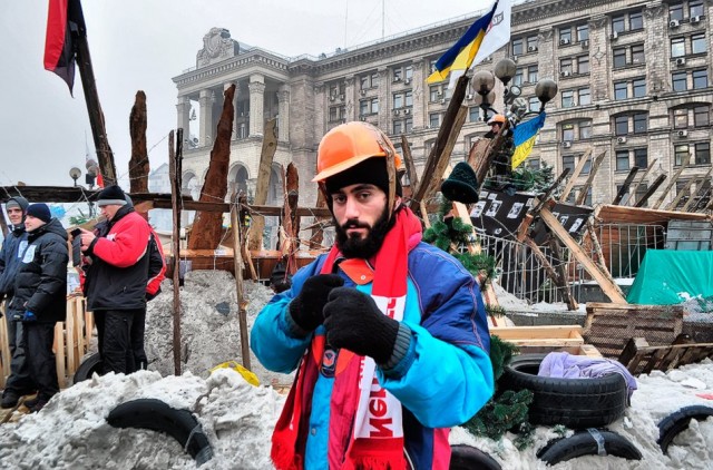 6 січня, Сергій Нігоян у барикад, 22 січня він загине. Фото з ​​сайту dnepr.com