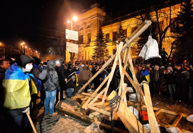 20 січня, споруджена мітингувальниками катапульта. Фото VASILY MAXIMOV / AFP