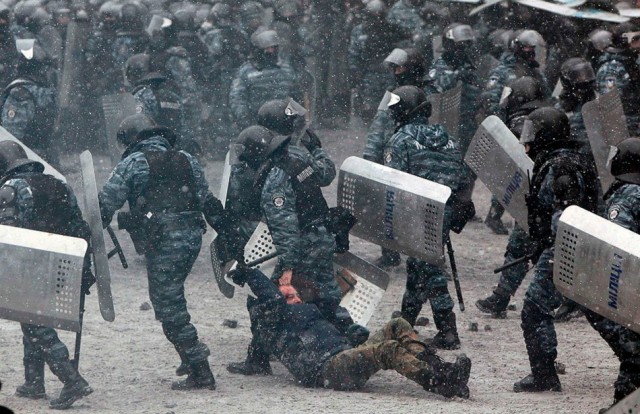 22 січня, правоохоронці та мітингувальник. Фото з ​​сайту mir24.net