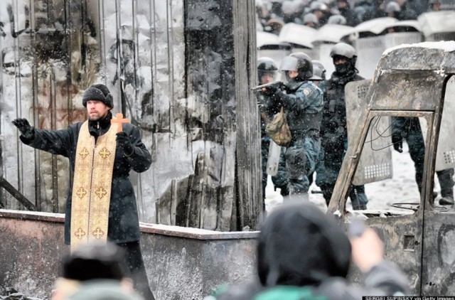 22 січня, священик закликає до перемир’я. Фото Segei Supinski / Getty Images
