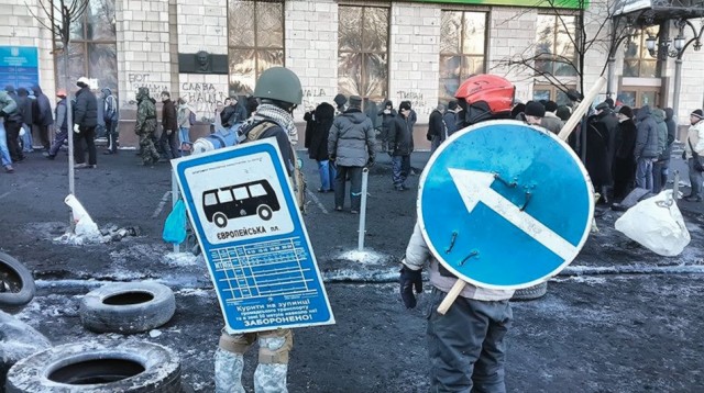 24 січня, дорожні знаки замість щитів у мітингувальників. Фото з ​​сайту ukraine-revolution.tumblr.com