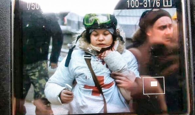 20 лютого, Олеся Жуковська, медик-волонтер, якій снайпер вистрілив у шию. Фото Reuters