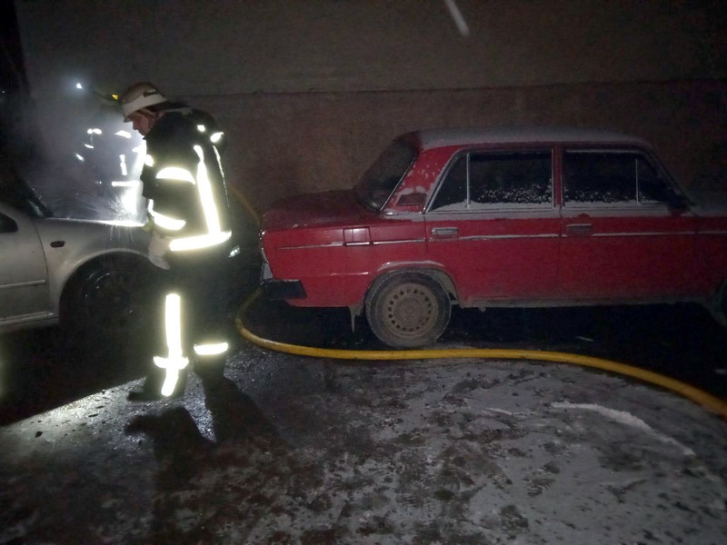 Вночі у Рахові біля п’ятиповерхівки загорілась машина