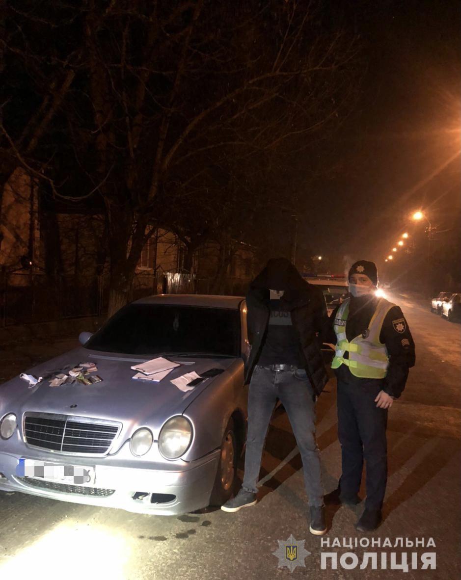 На Виноградівщині поліцейські вилучили у водія та пасажира інормарки наркотики
