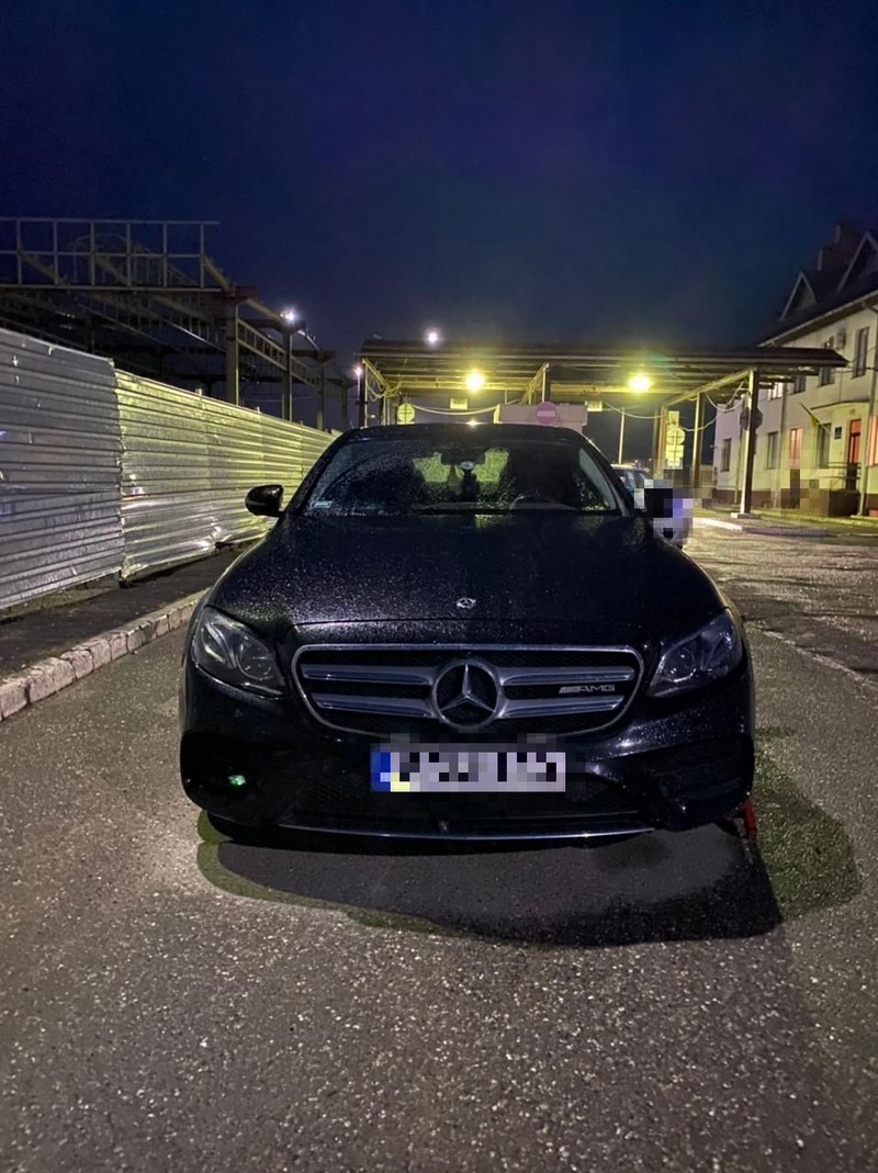 На КПП Лужанка виявили викрадений в Австрії Mercedes-Benz
