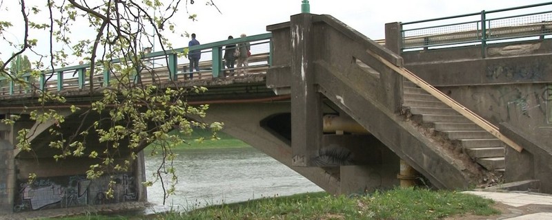 В Ужгороді обвалилась частина перил мосту Масарика