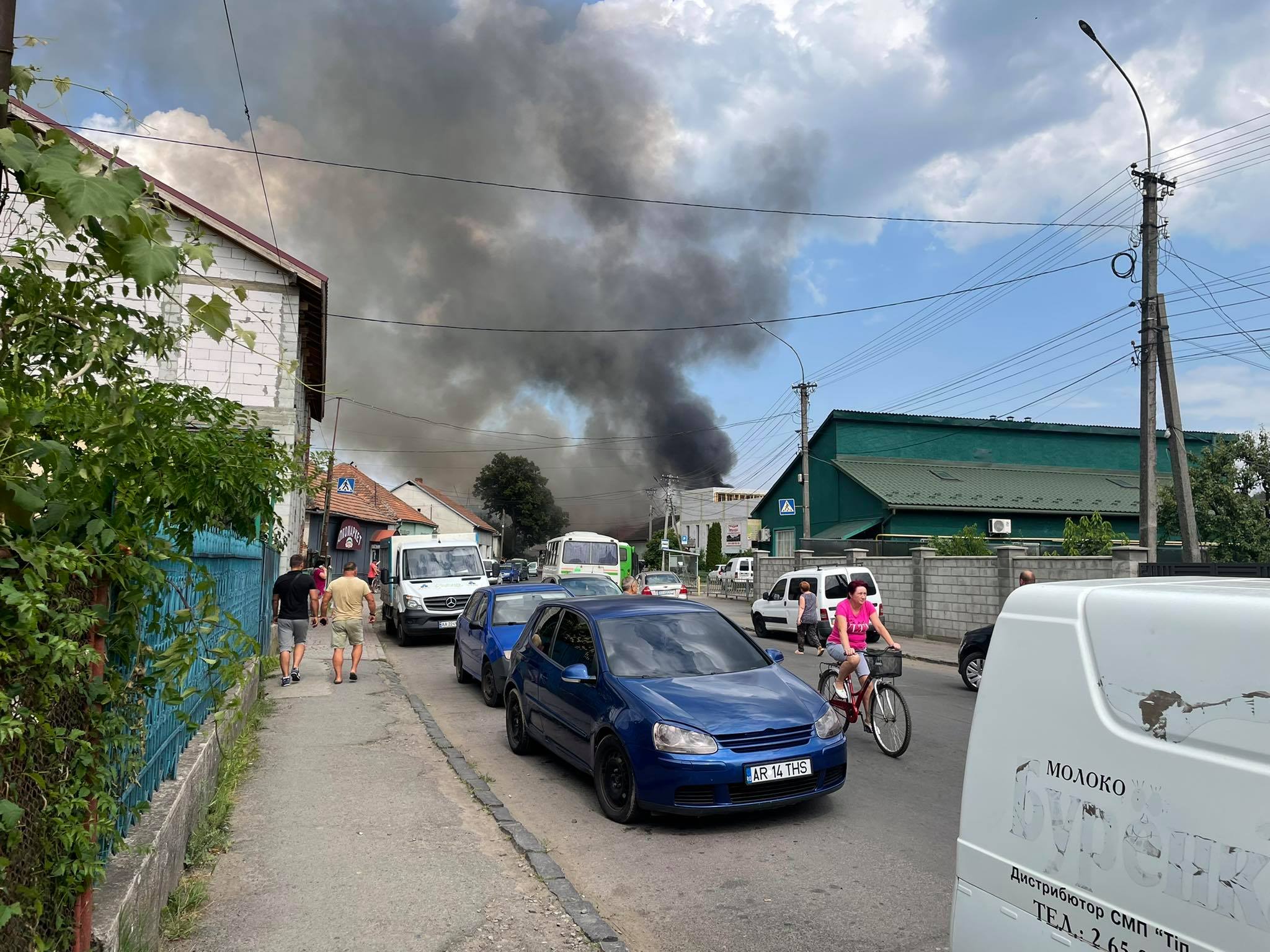 У Мукачеві горить мотель: опубліковано фото та відео