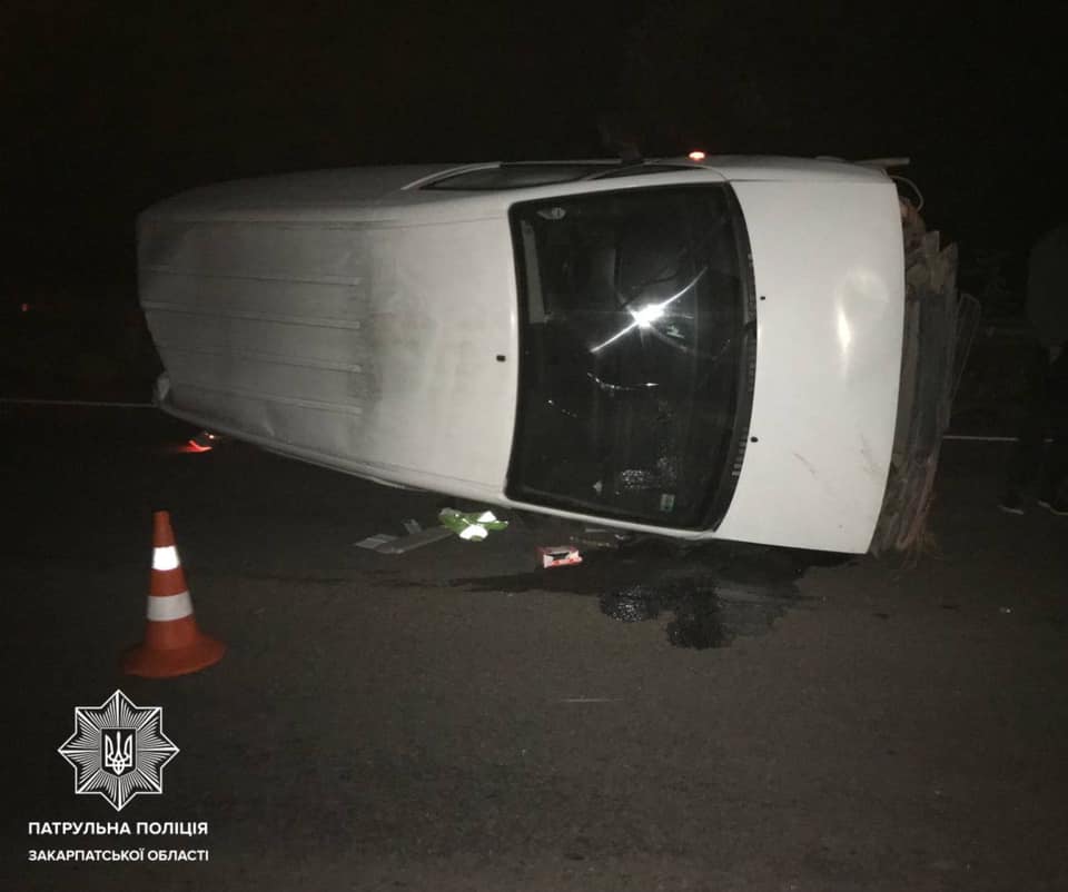 На трасі мікроавтобус в’їхав у відбійник та перекинувся: фото з місця події На трасі мікроавтобус в’їхав у відбійник та перекинувся: фото з місця події