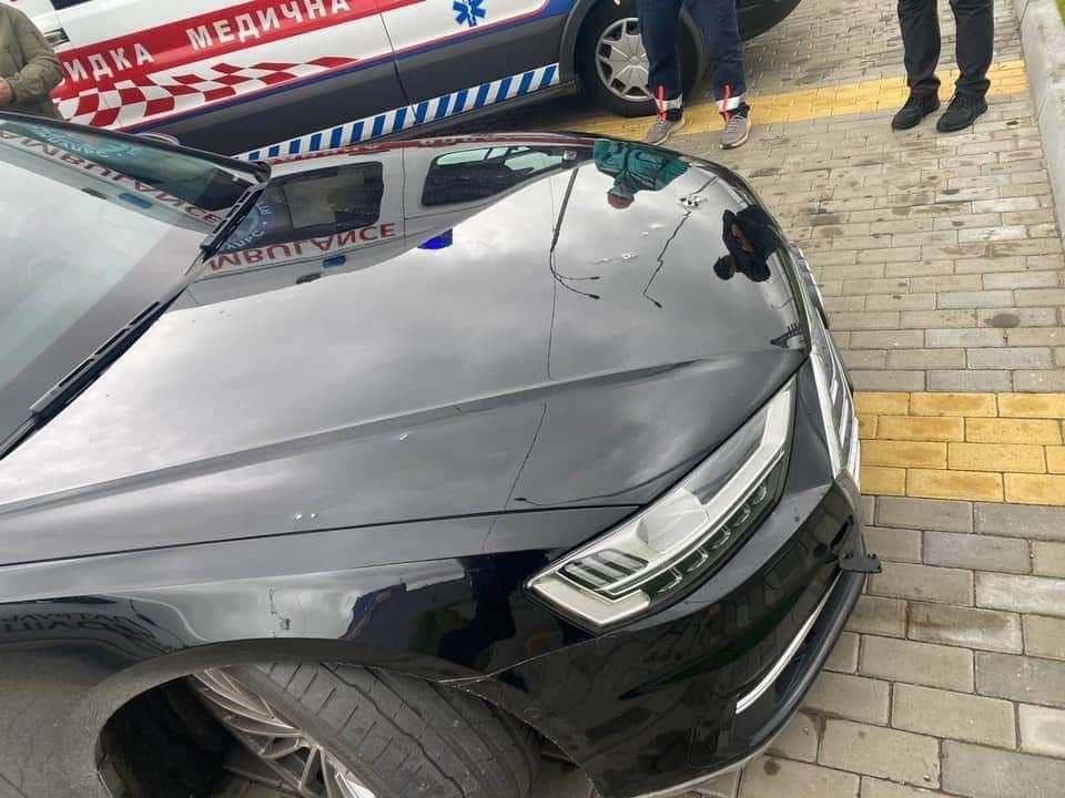 Розстріляли автомобіль першого помічника Зеленського Сергія Шефіра: фото з місця події