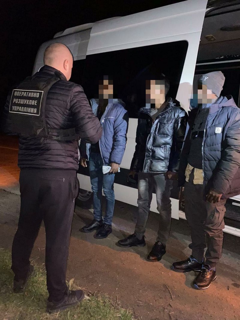 Нелегалів та їх переправників затримали на Закарпатті