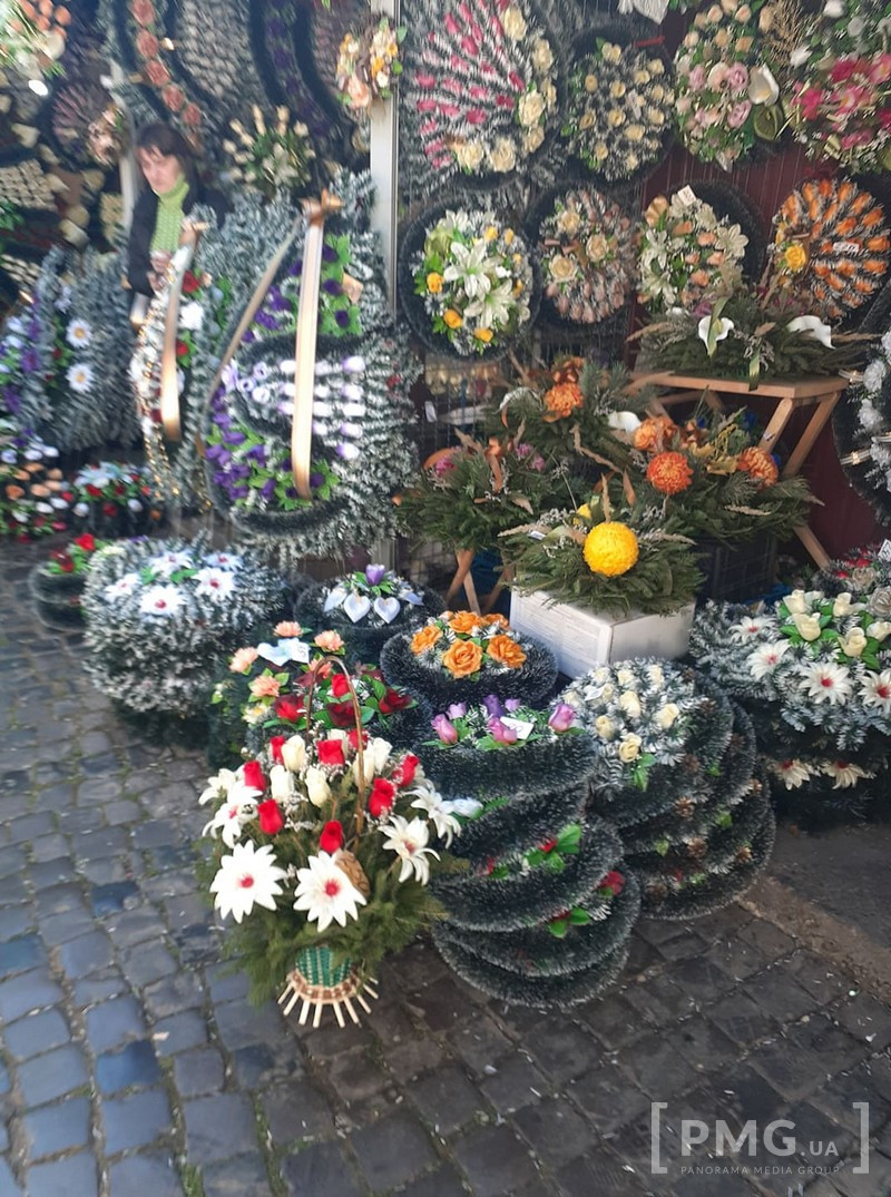 На ринках Мукачева попри заборону продають штучні вінки і квіти