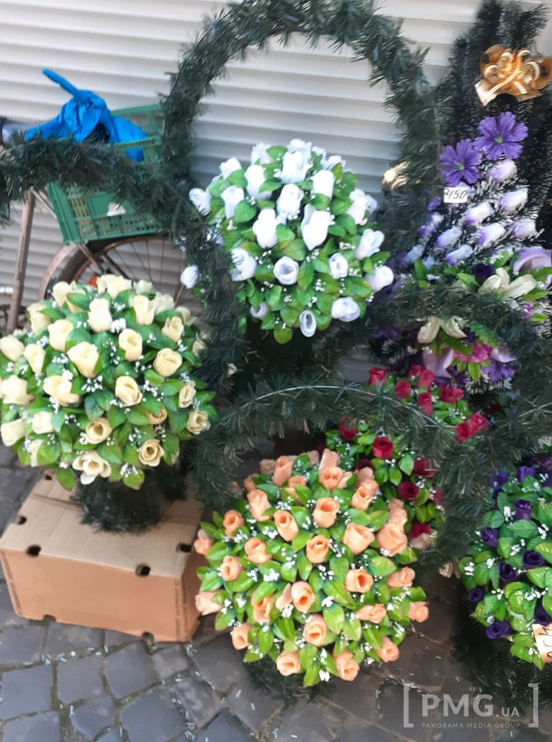 У Мукачеві попри заборону продають штучні вінки і квіти