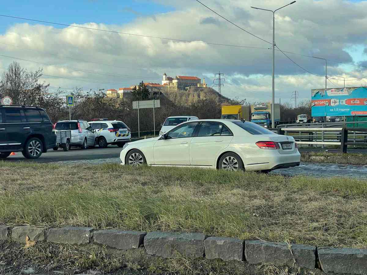 У Мукачеві ДТП: зіткнулись іномарка та автомобіль патрульної поліції