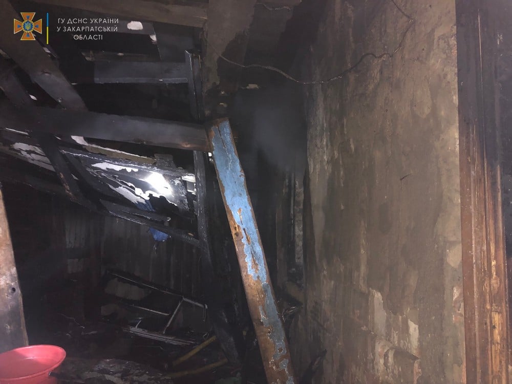 Пожежа в Мукачеві: у будинку перебували троє дорослих та шестеро дітей