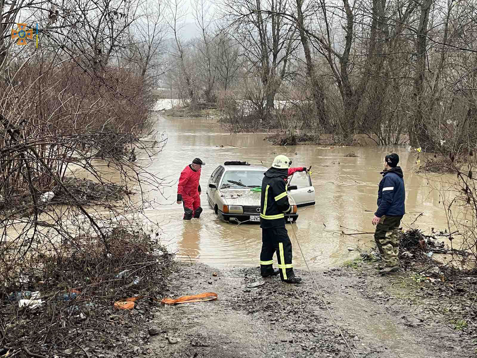 На Закарпатті велика вода понесла на середину річки автомобіль з водієм усередині