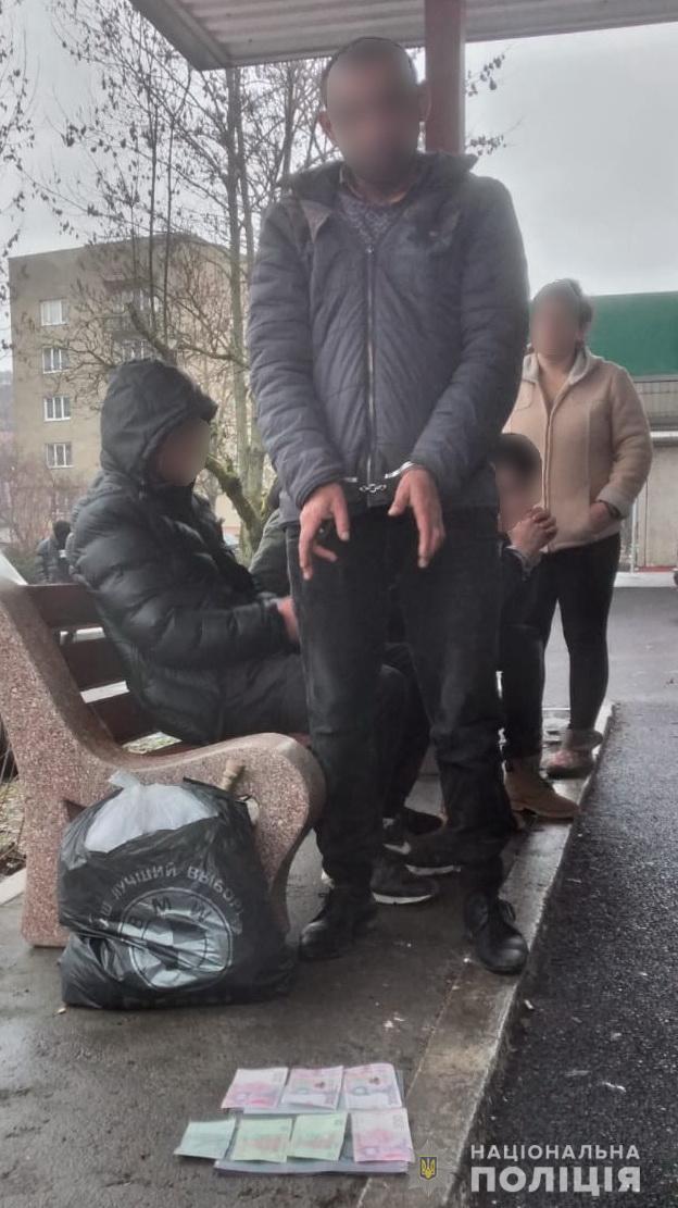 Двоє закарпатців пограбували жителя Одещини та намагались заплутати слідство