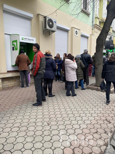 Черги до банкоматів у Мукачеві