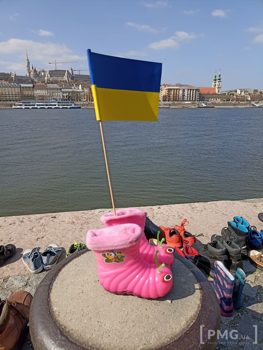 У Будапешті на березі Дунаю поставили 300 пар ношеного взуття у пам’ять про вбитих росією маріупольців
